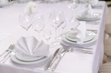 Masa Restaurant'ta yemekler ve gözlük ile servis