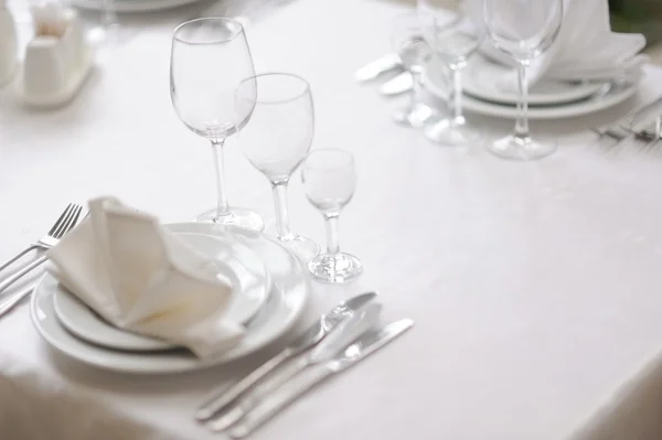 Table servie au restaurant avec des plats et des verres — Photo