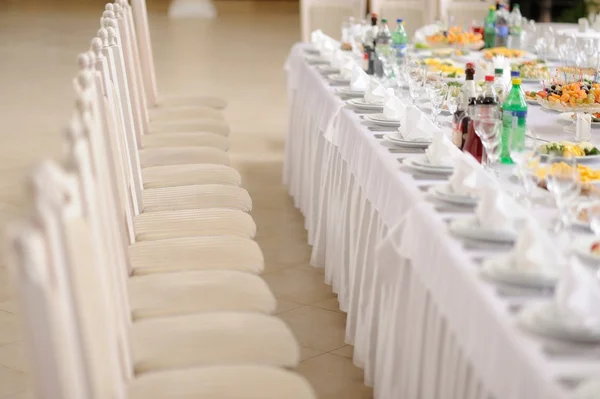 Servicio de mesa con cubiertos y copas de vidrio en el restaurante antes de la fiesta — Foto de Stock