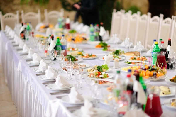Сервиз столовых приборов с столовыми приборами и стеклянными ножницами в ресторане перед вечеринкой — стоковое фото