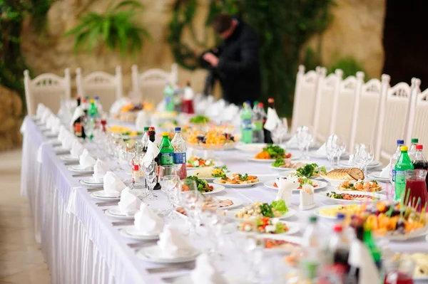 Table set service with silverware and glass stemware at restaurant before party — Stock Photo, Image