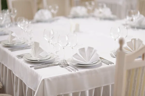 Mesa servida en restaurante con platos y vasos — Foto de Stock