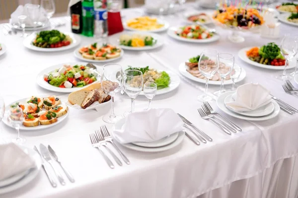 Partiden önce restoranda servis gümüş ve cam stemware ile masayı — Stok fotoğraf