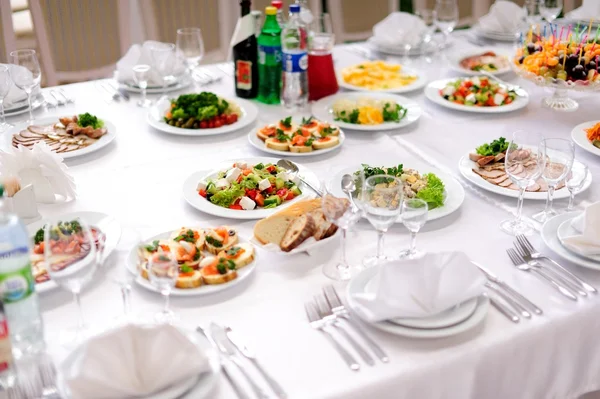 Table set service with silverware and glass stemware at restaurant before party — Stock Photo, Image