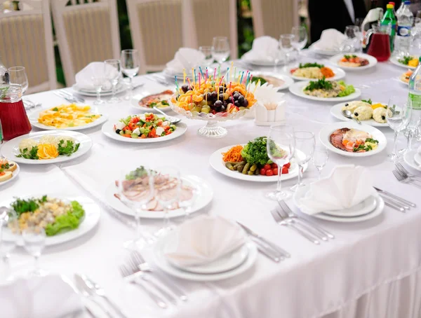 Partiden önce restoranda servis gümüş ve cam stemware ile masayı — Stok fotoğraf