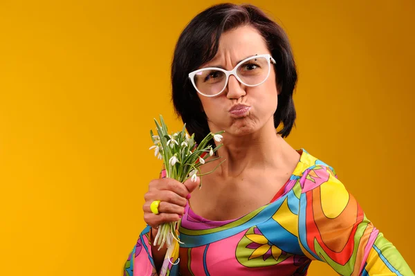 Chica bonita en gafas y gotas de nieve con emociones divertidas — Foto de Stock