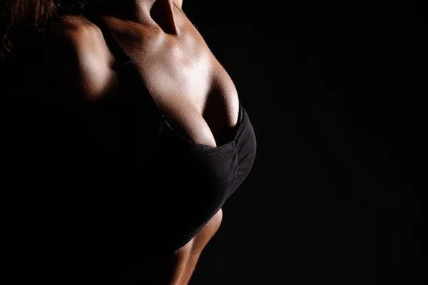 Hermoso cuerpo femenino sobre un fondo oscuro — Foto de Stock