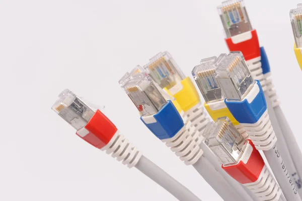 Компьютерные сетевые кабели на сером фоне — стоковое фото