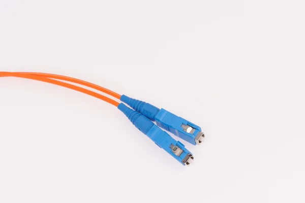 Волоконно-оптичні кабелі ізольовані на сірому фоні — стокове фото