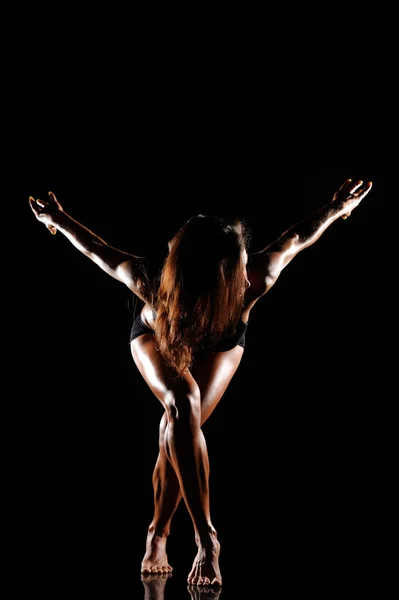 Corpo feminino bonito em um fundo escuro — Fotografia de Stock