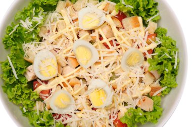 taze salata tavuk göğsü, peynir ve yumurta ile