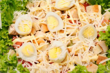 taze salata tavuk göğsü, peynir ve yumurta ile