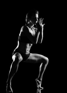 güzel kadın bedeni koyu arka plan üzerinde