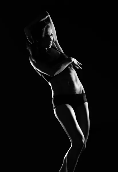 Corpo feminino bonito em um fundo escuro — Fotografia de Stock