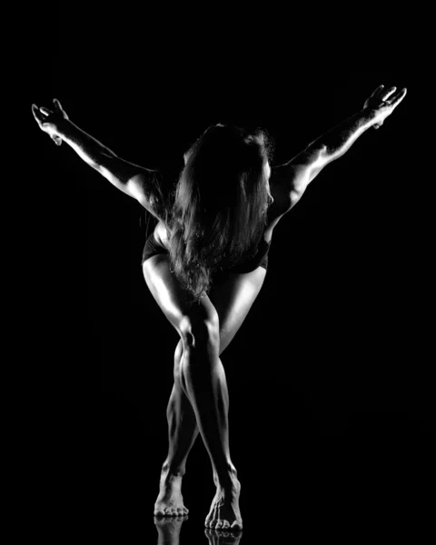 Hermoso cuerpo femenino sobre un fondo oscuro — Foto de Stock