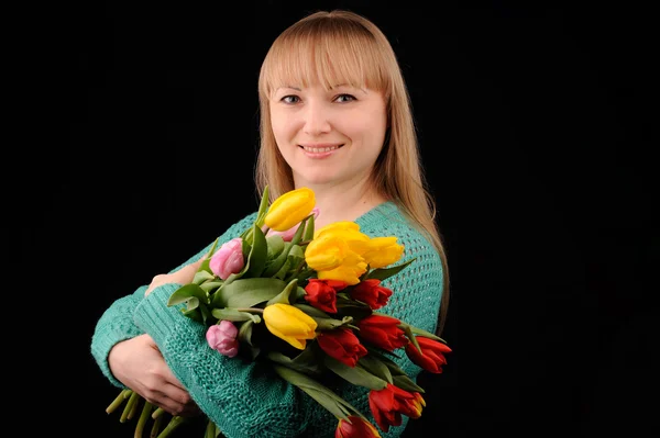 Femme avec des tulipes — Photo