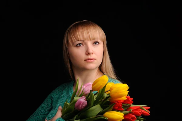 Femme avec des tulipes — Photo