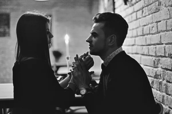 Молодая счастливая пара в ресторане — стоковое фото