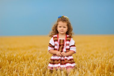 buğday alanında sevimli küçük kız