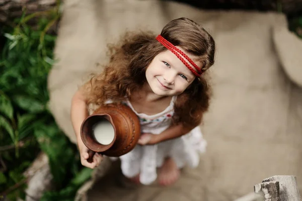 Портрет маленькой улыбающейся девочки — стоковое фото