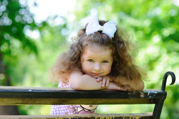Porträt eines kleinen ernsthaften Mädchens — Stockfoto