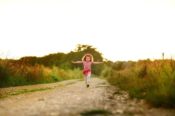 Gelukkig meisje lopen — Stockfoto