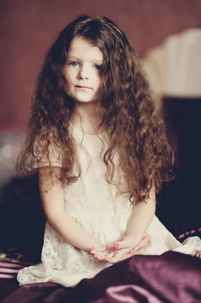 Porträt eines kleinen lächelnden Mädchens — Stockfoto