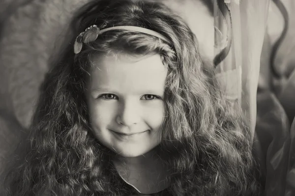 Ritratto di bambina sorridente — Foto Stock