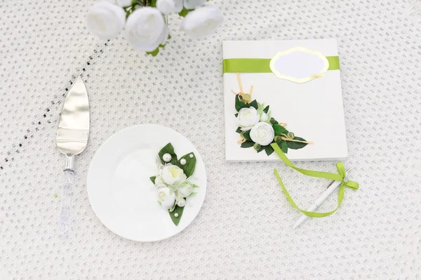 Bouquet of roses and  cake on plate on the table in the garden — Stock Photo, Image