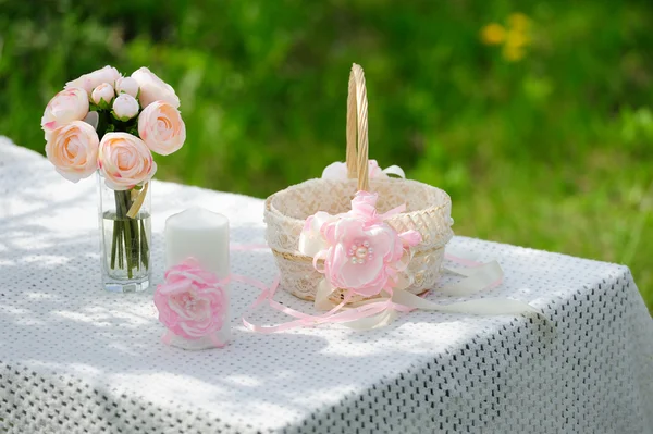 Bouquet of roses and  cup on the table in the garden — Stock Photo, Image