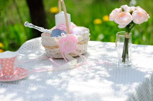 Bouquet of roses and  cup on the table in the garden — Stock Photo, Image