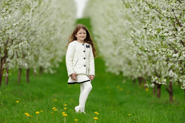 Kleines hübsches Mädchen im grünen Garten — Stockfoto