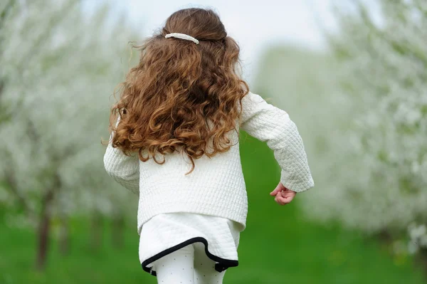 Bambina che corre in giardino — Foto Stock