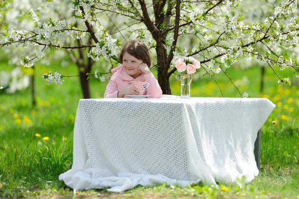 Petite jolie fille dans le jardin vert — Photo