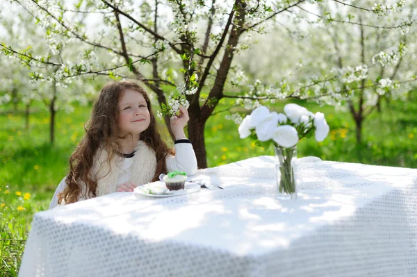 Little pretty girl in the green garden — Stock Photo, Image