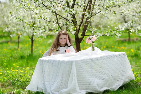 Piccola bella ragazza nel giardino verde — Foto Stock