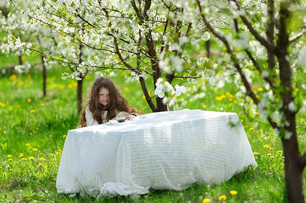 Little pretty girl in the green garden — Stock Photo, Image