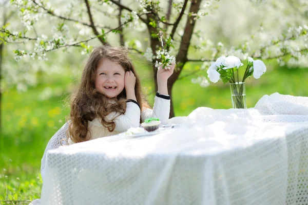 Yeşil bir bahçe içinde güzel kız — Stok fotoğraf