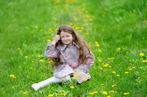 Ładna dziewczynka w zielonym ogrodzie — Zdjęcie stockowe