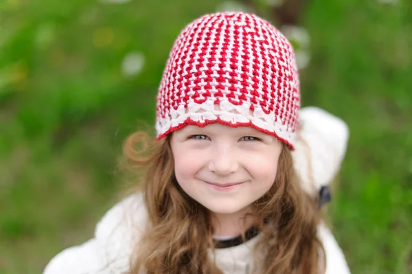 Pequena menina bonita no jardim verde — Fotografia de Stock