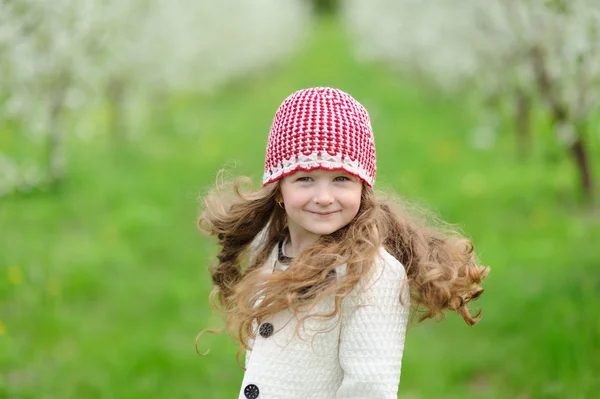 Kleines hübsches Mädchen im grünen Garten — Stockfoto