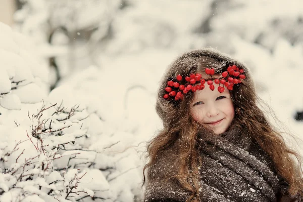Aranyos kislány télen portréja — Stock Fotó