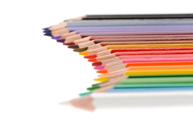  Beyaz arkaplanda izole edilmiş çok renkli kalemler 