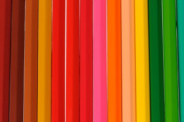  Beyaz arkaplanda izole edilmiş çok renkli kalemler 