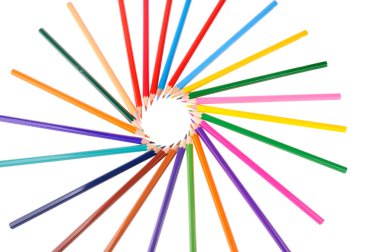  Beyaz arkaplanda izole edilmiş çok renkli kalemler 