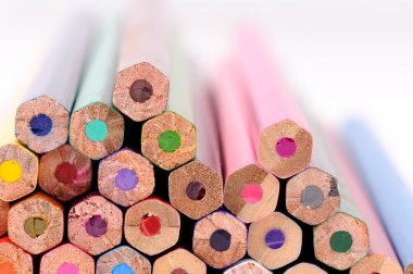  Beyaz arkaplanda izole edilmiş çok renkli kalemler 