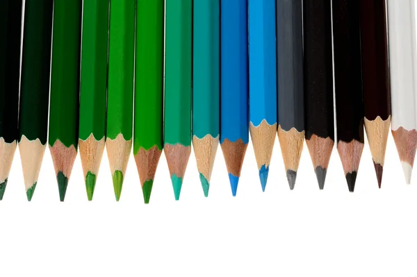 Різнокольорові олівці ізольовані на білому тлі — стокове фото