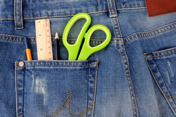 Fournitures de bureau sur poche de jeans — Photo