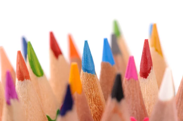 Beyaz arkaplanda izole edilmiş çok renkli kalemler — Stok fotoğraf