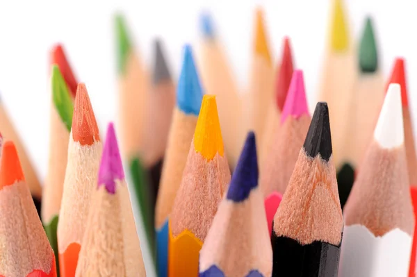 Beyaz arkaplanda izole edilmiş çok renkli kalemler — Stok fotoğraf